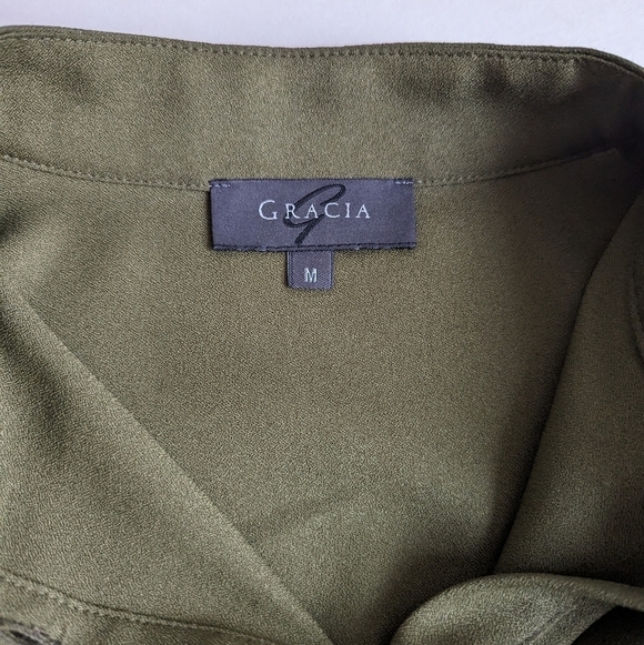 Gracia Olive Tiered Ruffle ¾ Sleeve Button Front Standing Collar Blouse- sz M - Picture 8 of 13